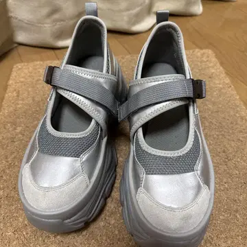 JEANASIS 비대칭 스니커즈 통굽 실버 사이즈 L