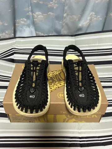 KEEN UNEEK 블랙 아웃도어 샌들
