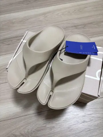 베이지 플립플랍 샌들 수납 봉투 포함