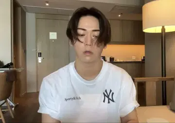 카메가리 카즈야 씨가 착용! Sporty & Rich 뉴욕 양키스 티셔츠
