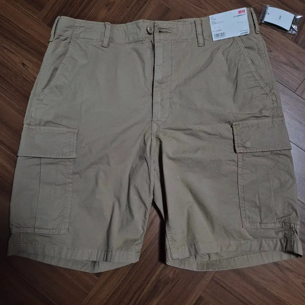 UNIQLO 유니클로 Uniqlo Cargo Shorts, new with tags, Beige, Khaki