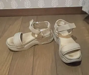 베이지 스포츠 샌들 통굽 빔즈 저널