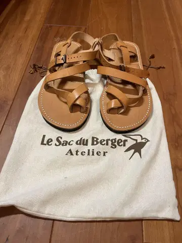 Le Sac du Berger 가죽 샌들