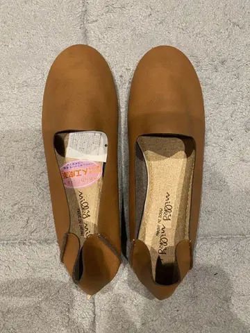 브라운 펌프스