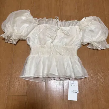 SNIDEL 화이트 개더 프릴 오프숄더 블라우스