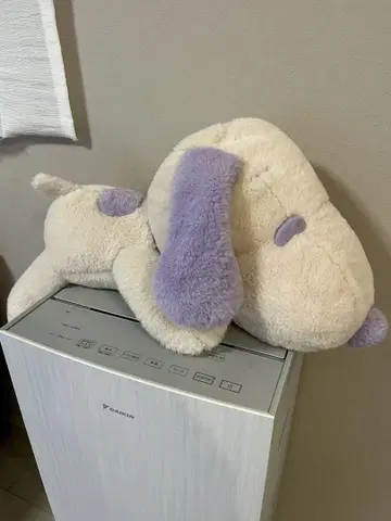 스누피 개 봉제 인형 크림색과 보라색