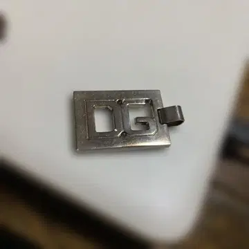 DG 로고 금속제 펜던트