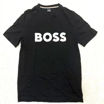 현재 BOSS 로고 프린트 블랙 티셔츠