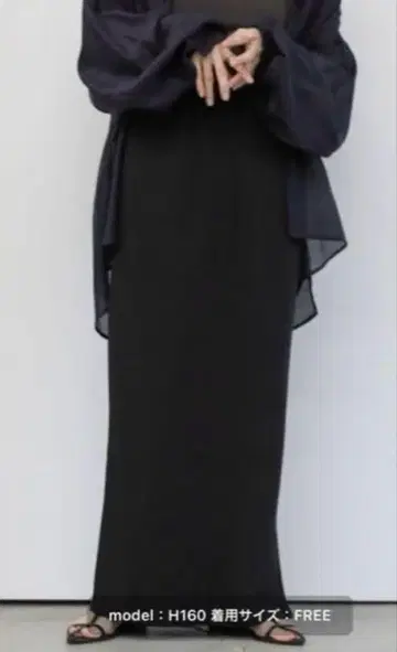 슬릿이 있는 블랙 타이트 스커트
