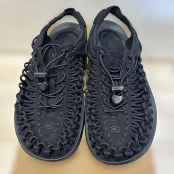 KEEN UNEEK 블랙 샌들 8