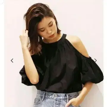 오프숄더 블랙 상의