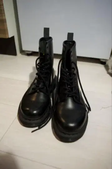 블랙 레이스업 가죽 통굽 부츠