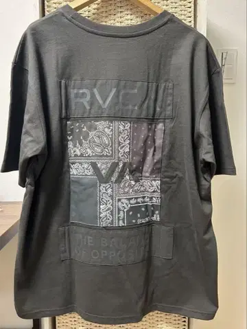 RVCA 루카 BANDANA BOX ST 반팔 티셔츠 L 사이즈
