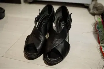 블랙 가죽 오픈토 힐
