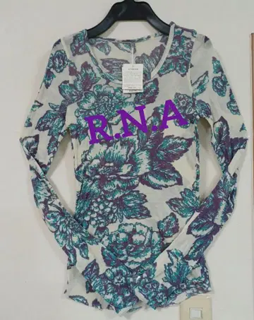 R.N.A. 꽃무늬 긴팔 티셔츠 택 포함 미사용 새상품!
