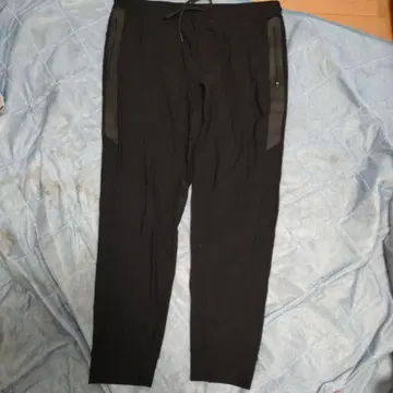 블랙 스트레이트 컷 팬츠