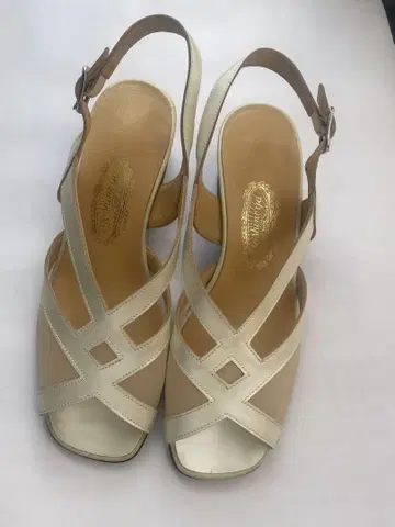 아이보리 크로스 스트랩 샌들