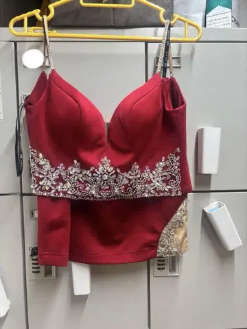 레드 비즈 자수 타이트 핏 드레스 셋업 사양입니다.