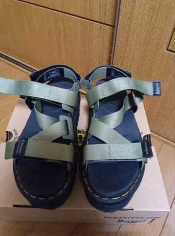 Dr. Martens 올리브 그린 스포츠 샌들