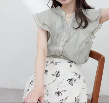 natural couture 프릴이 달린 그레이 쉬폰 블라우스
