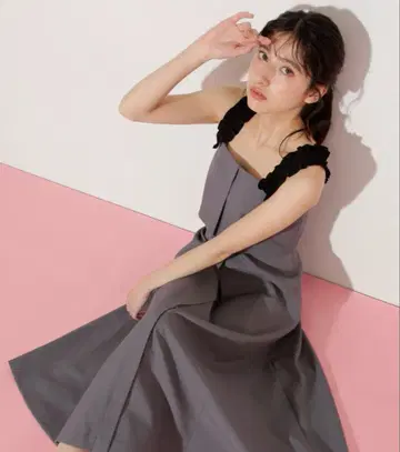 미사용 새상품 JILLSTUART 프릴 숄더 점프수트 그레이