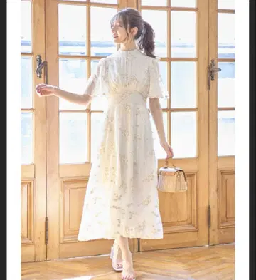 도트 플레어 슬리브 셔링 넥 원피스 자수