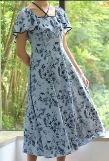 앙데팡당 파이핑 플라워 무늬 프릴 원피스