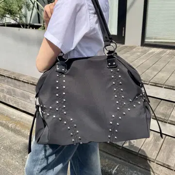 스터드가 달린 그레이 보스턴 백
