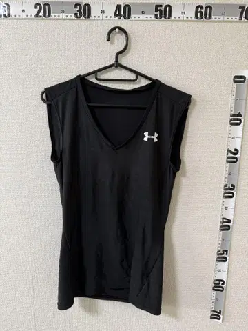 Under Armour V넥 셔츠 블랙 이너 슬리브리스