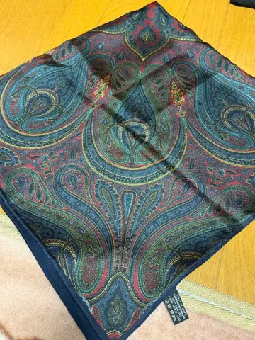 MANTERO 페이즐리 무늬 보자기 스카프