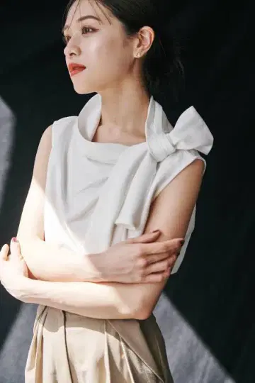 라우베 블랑 사이드 보우타이 톱스