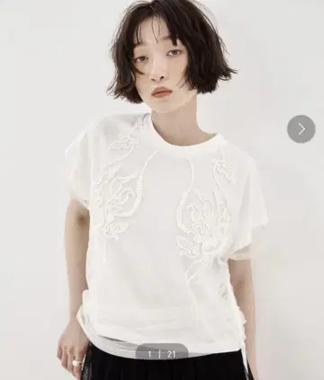 자수 화이트 반팔 상의