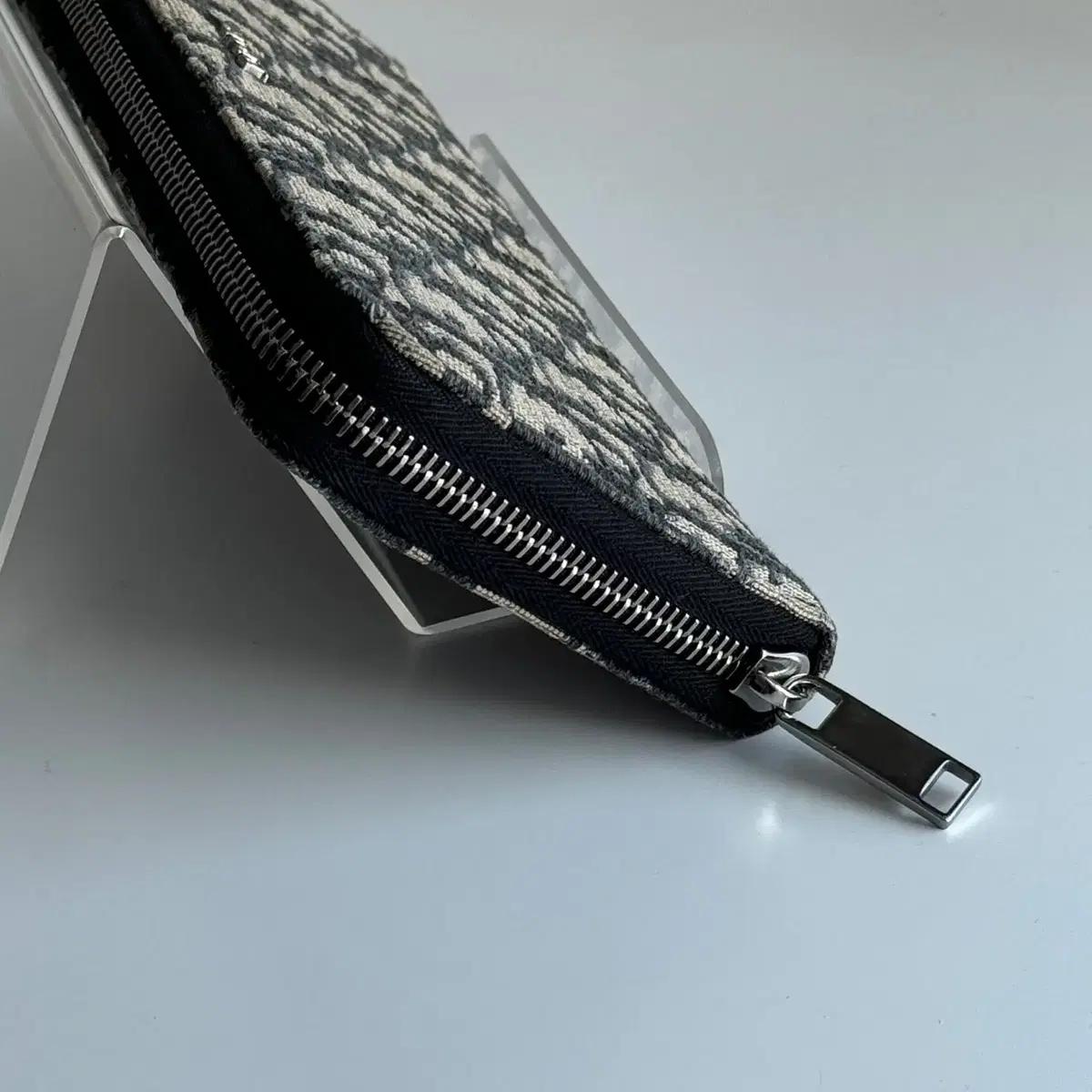 DIOR | 디올 Dior Oblique Jacquard Zippie Long Wallet Beige  #디올,#디올오블리크,#디올지퍼돌이,#디올장지갑,#디올지퍼장지갑 on Bunjang Global Site.