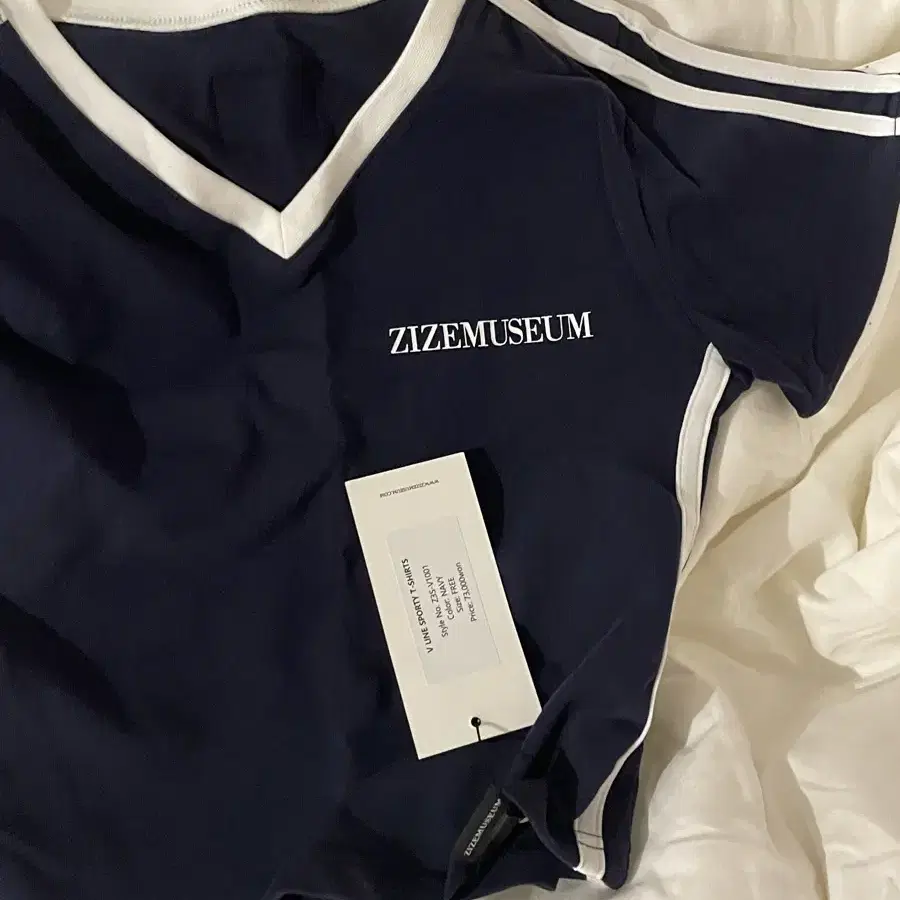 送料/関税込 ●ZIZEMUSEUM● V LINE SPORTY T-SHIRTS MUSINSA公式 | ZIZEMUSEUM V LINE SPORTY T-SHIRTS (WHITE)