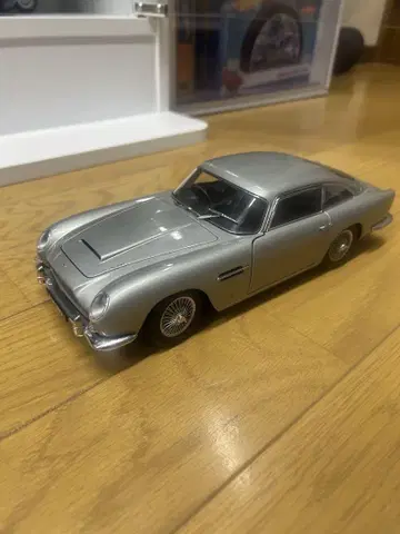 오토 아트 1/18 DB5