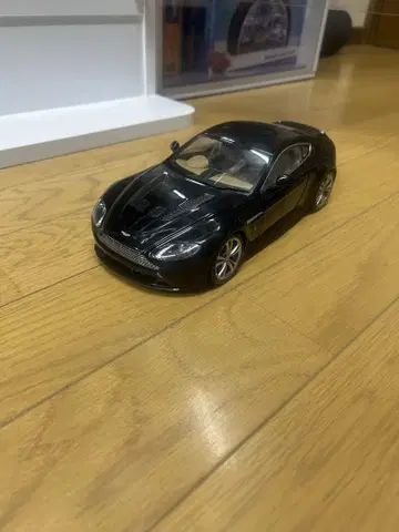 오토 아트 1/18 Aston Martin V8 Vantage