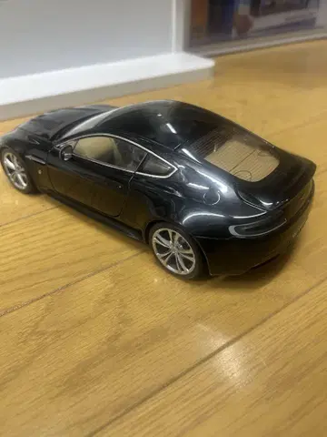 오토 아트 1/18 Aston Martin V8 Vantage