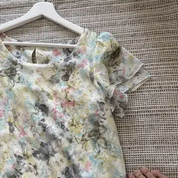 연한 꽃무늬 프릴 소매 원피스