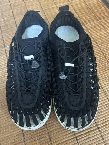 블랙 뜨개질 샌들 KEEN 유니크