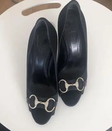 오픈토 펌프스 블랙 비쥬 장식