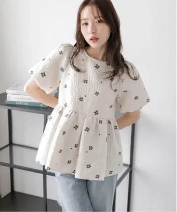 La-gemme 꽃무늬 자카드 페플럼 탑