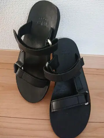 Teva 블랙 가죽 샌들