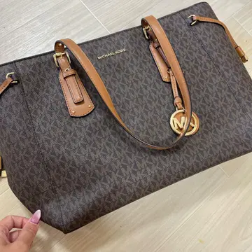 MICHEAL KORS 미디엄 탑 지퍼 토트 MK 시그니처
