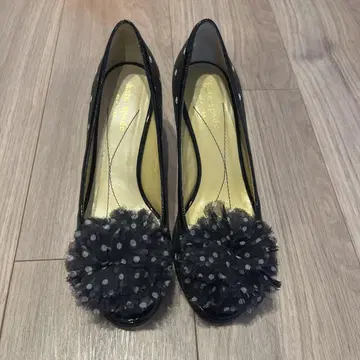 Kate Spade 블랙 폼폼 포함 하이힐