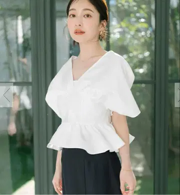 화이트 페플럼 상의 ur's