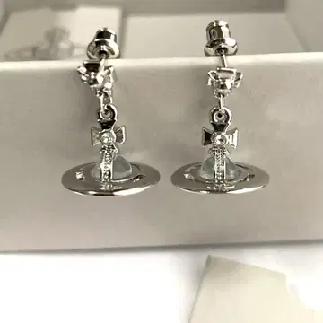 리본 모티브 실버 컬러 귀걸이 비비안