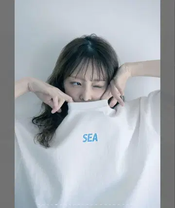 SEA 자수 화이트 오버 사이즈 티셔츠