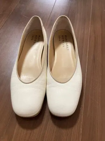 마가렛 호웰 화이트 플랫 슈즈