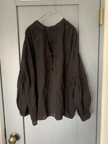 spick&span 블랙 벌룬 슬리브 블라우스 리본 스픽&스팬