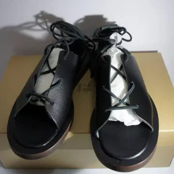 SUNSEA 산시 커트 오프 레이스업 슈즈 블랙